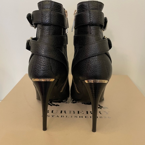 Burberry size 40. Like new. Worn only once. Great buy. - Picture 3 of 5